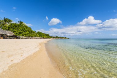 Mauritius plaj şemsiyeleri, thatch. Tropikal Mauritius Adası su ve beach resort, Turtle Körfezi - yün