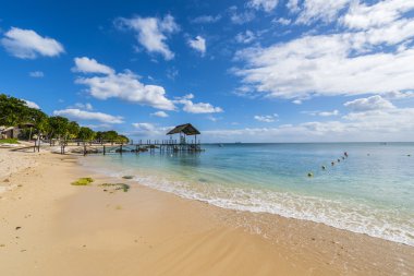 Mauritius beach thatch iskelesi. Tropikal Mauritius Adası su ve beach resort, Turtle Körfezi - yün