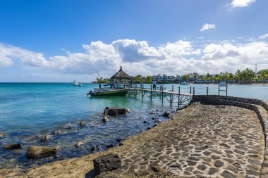 Mauritius beach thatch iskelesi. Tropikal Mauritius Adası su ve beach resort, Turtle Körfezi - yün
