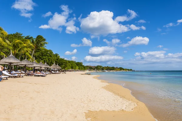 Mauritius beach umbrellas, thatch. Tropical Mauritius island water & beach resort, Turtle Bay - Balaclava — Stock Photo, Image