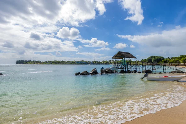 Mauritius beach reetgedeckter steg. tropische mauritische Insel Wasser & Strand Resort, Schildkrötenbucht - Sturmhaube — Stockfoto