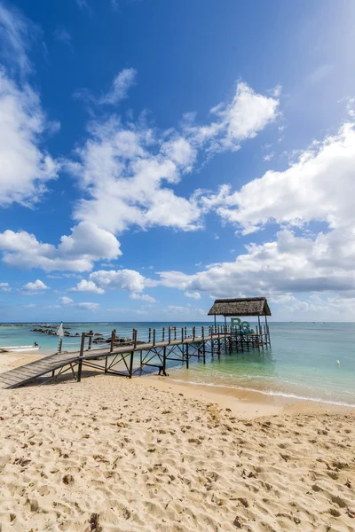 Μαυρίκιος παραλία thatch προβλήτα. Τροπικό νερό Νησί Μαυρίκιος & παραλία θέρετρο, Turtle Bay - Μπαλακλάβα — Φωτογραφία Αρχείου