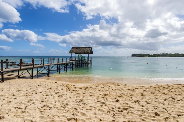 Mauricio muelle de paja de playa. Isla Mauricio tropical centro turístico de agua y playa, Tortuga Bay - Balaclava — Foto de Stock