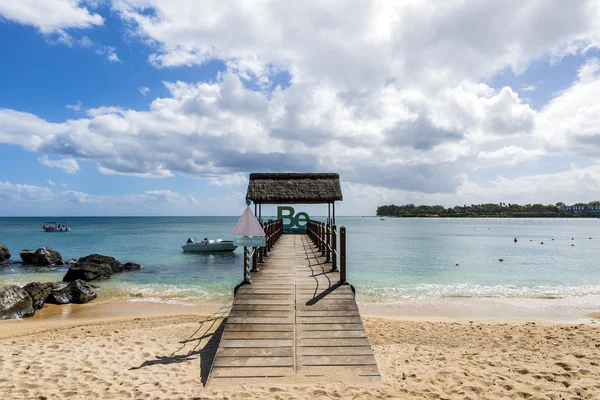 Mauricio muelle de paja de playa. Isla Mauricio tropical centro turístico de agua y playa, Tortuga Bay - Balaclava — Foto de Stock