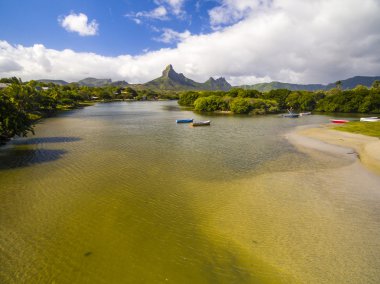 Üst Black River Tamarin - Mauritius plaj havadan görünümü aşağı. Curepipe Black River Gorge Ulusal Parkı içinde geçmiş