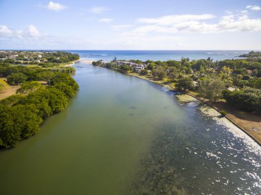 Üst Black River Tamarin - Mauritius plaj havadan görünümü aşağı. Curepipe Black River Gorge Ulusal Parkı içinde geçmiş