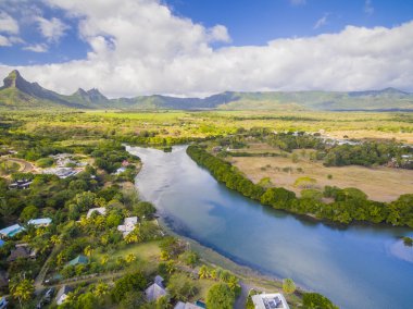 Üst Black River Tamarin - Mauritius plaj havadan görünümü aşağı. Curepipe Black River Gorge Ulusal Parkı içinde geçmiş