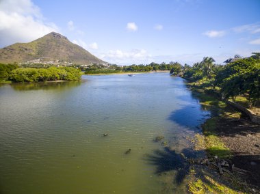 Üst Black River Tamarin - Mauritius plaj havadan görünümü aşağı. Curepipe Black River Gorge Ulusal Parkı içinde geçmiş