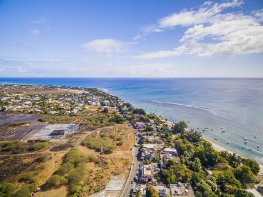 Yukarıdan aşağıya tuz ovaları Black River Tamarin - Mauritius plaj havadan görünümü