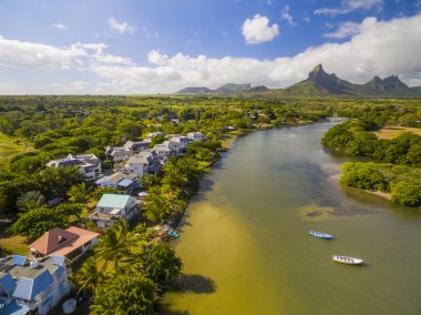 Üst Black River Tamarin - Mauritius plaj havadan görünümü aşağı. Curepipe Black River Gorge Ulusal Parkı içinde geçmiş