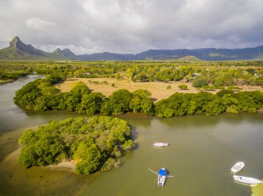 Üst Black River Tamarin - Mauritius plaj havadan görünümü aşağı. Curepipe Black River Gorge Ulusal Parkı içinde geçmiş