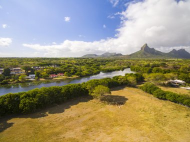 Üst Black River Tamarin - Mauritius plaj havadan görünümü aşağı. Curepipe Black River Gorge Ulusal Parkı içinde geçmiş
