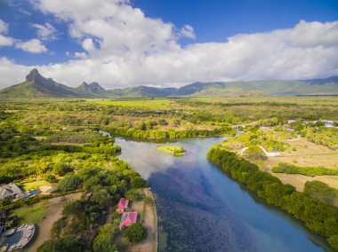 Üst Black River Tamarin - Mauritius plaj havadan görünümü aşağı. Curepipe Black River Gorge Ulusal Parkı içinde geçmiş