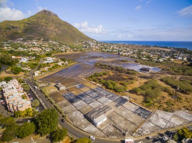 Yukarıdan aşağıya tuz ovaları Black River Tamarin - Mauritius plaj havadan görünümü
