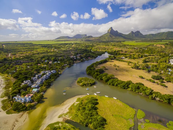 Vista aérea de arriba hacia abajo de Black River Tamarin - Mauricio playa. Parque Nacional Curepipe Black River Gorge en segundo plano — Foto de Stock