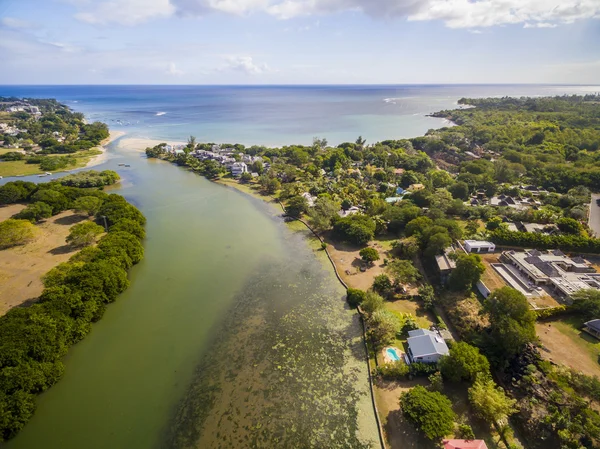 Góry do dołu widok z lotu ptaka Tamarin Black River - Mauritius beach. Curepipe Black River Gorge National Park w tle — Zdjęcie stockowe