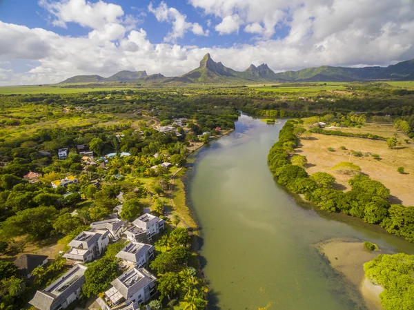 Vue aérienne du haut vers le bas de la rivière Noire Tamarin - Maurice plage. Curepipe Parc national des Gorges de la rivière Noire en arrière-plan — Photo