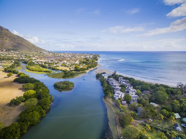 Vue aérienne du haut vers le bas de la rivière Noire Tamarin - Maurice plage. Curepipe Parc national des Gorges de la rivière Noire en arrière-plan — Photo