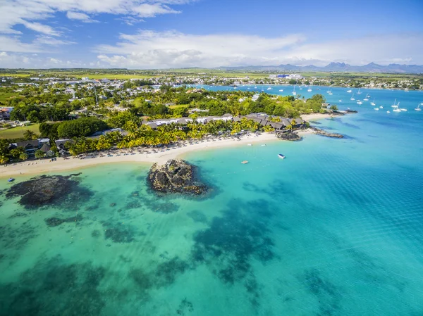 Merville Beach Grand Baie, Pereybere North, Mauritius plaj havadan görünümü — Stok fotoğraf