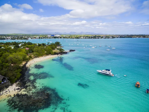 Mauritiusi beach a légi felvétel a Merville Beach, Grand Baie faluban, Pereybere Észak — Stock Fotó