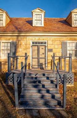 1837 'de Bağımsızlık Savaşı gazilerinden biri tarafından inşa edilen tarihi Taş Kır Evi, bugün Wisconsin, Plateville' deki gibi bir parkta bulunan bir müzedir..