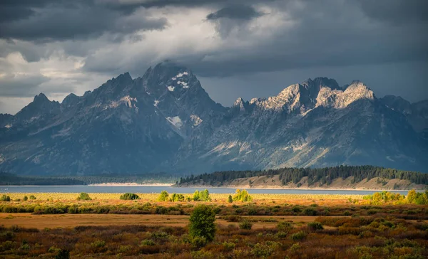 Grand Teton Ulusal Parkı 'nda şafak vakti Wyoming' deki Grand Teton Ulusal Parkı 'nda sabah erken saatlerde meydana gelen fırtınalar engebeli sıradağlara dramatik bir bakış açısı kazandırdı..