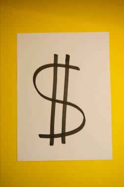Parlak sarı arka planda beyaz kağıda çizilen cesur dolar işareti yaratıcı projeler için zenginliği ve ekonomik temaları finanse ediyor