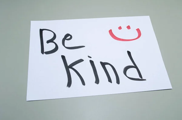 Nezaket ve pozitifliği yayarak neşeli bir gülen yüz içeren bu el yazısıyla, ilham verici sosyal medya içeriği için mükemmel.