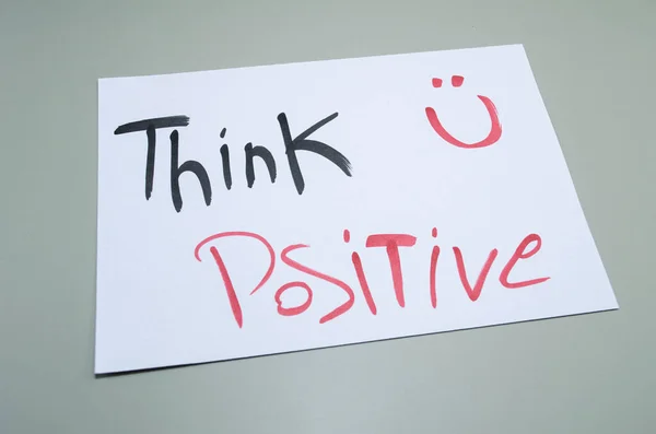 Kağıt üzerinde olumlu bir mesaj düşünün. İş ve hayat için motivasyon ve ilham olsun. Mutlu bir yüz pozitifliği olsun.
