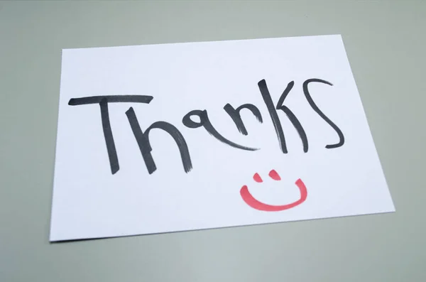 Elle yazılmış bir teşekkür ve tatlı bir gülümseme ile içten teşekkürlerimi ilet, iş minnettarlığı veya kişisel teşekkür notları için mükemmel.