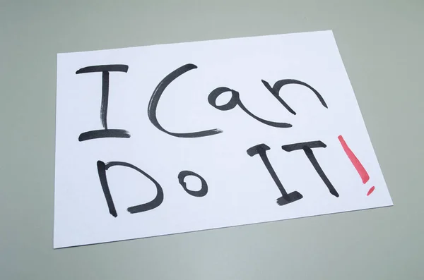 Pozitiflik ve kendine güvenin motive edici mesajı, herhangi bir zorluk veya projede kararlılık ve başarıyı desteklemek için mükemmel