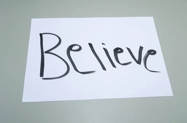 Beyaz karttaki el yazısıyla yazılmış mesajın zor zamanlarda inanç ve umut verdiğine inanın.