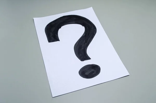Beyaz kağıda siyah soru işareti çizilmiş. Soruşturmayı, şüpheyi ya da cevap ihtiyacını simgeliyor.