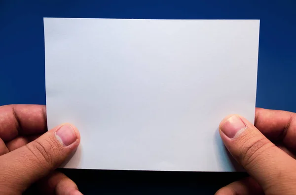 İleti veya davet için temiz beyaz kart sunan eller, yaratıcı tasarım ihtiyaçlarınız için hazırdır