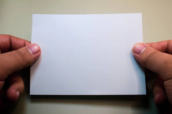 Yaratıcı mesajlaşma ve tasarım kavramları için hazır, boş bir beyaz kart ya da kağıt tutan eller