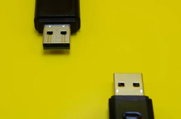 Veri yedekleme, transfer ve depolama için temel USB sürücüleri canlı sarı stüdyo ortamında teknoloji ihtiyaçlarınız için hazır.