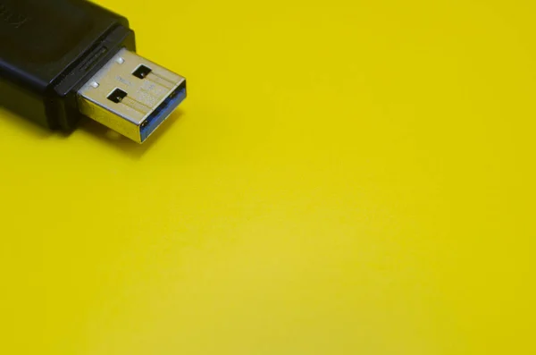İş ve kişisel kullanım için veri depolama, transfer ve teknoloji çözümlerini temsil eden canlı sarı arkaplan üzerine modern USB sürücüsü