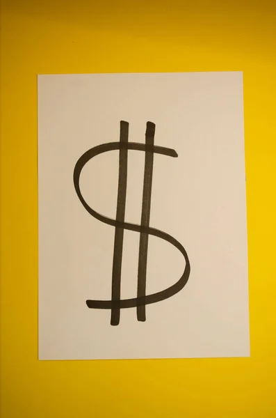 Parlak sarı arka planda beyaz kağıda çizilen cesur dolar işareti yaratıcı projeler için zenginliği ve ekonomik temaları finanse ediyor