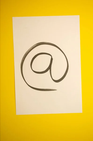 Şimdi yaratıcı e-posta pazarlama kampanyaları ve bugünkü duyurular için parlak sarı arka planda elle çizilmiş bir sembole bağlanın.