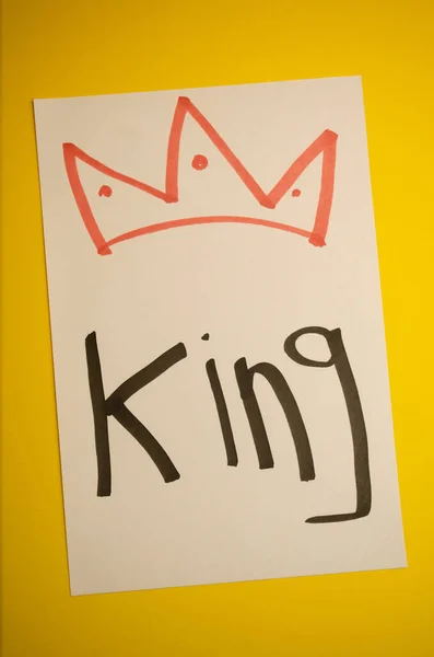 Kral 'ı canlı sarı arka plana karşı ilan eden bir taçla güçlü ve otoriter bir ifade etkili mesajlaşma için ideal.