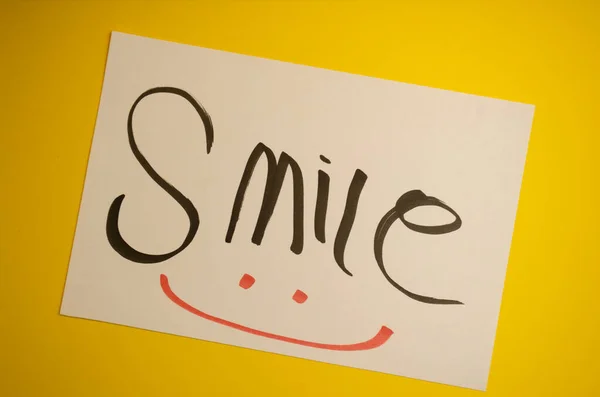 Parlak sarı arka planda neşeli el çizimi 'Gülümse' mesajı olumlu titreşimler getiriyor ve motivasyon içeriği için mükemmel bir ilham veriyor.