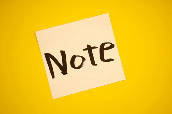Önemli görevler ve yapılacaklar listesi için parlak sarı arkaplan notu- bugün ofis, ev ya da okul organizasyonu için mükemmel