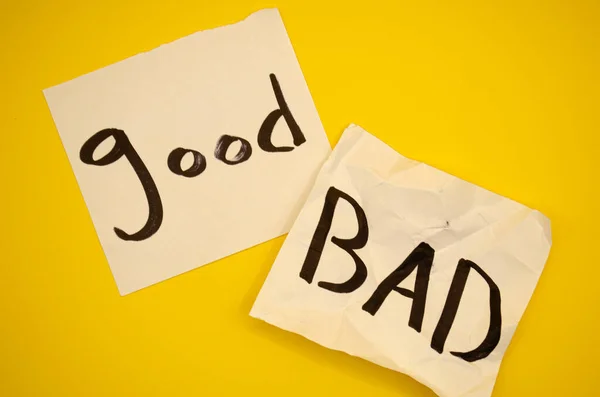 Sarı arka planda iyi ve kötü seçimler, karar verme konsepti ve ahlaki seçimler, başarıya karşı başarısızlık, doğru ve yanlış yol