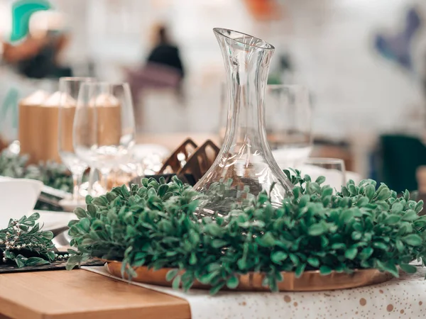 Composición navideña. Dos copas de champán, un montón de cajas de regalo con lazos y cintas decorativas. Nochevieja festiva. Hermosa foto sobre un fondo oscuro. —  Fotos de Stock