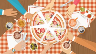 Bir grup arkadaş birlikte pizza yiyorlar.