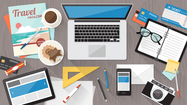 Загроможденный офисный стол
