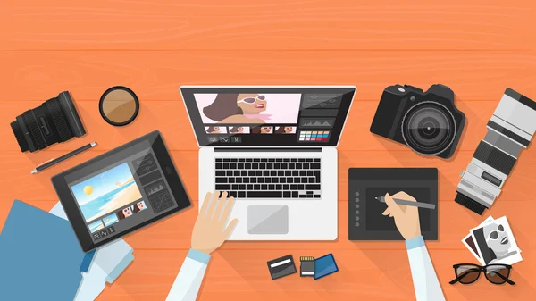 Professional photographer working at office desk — Stock Vector