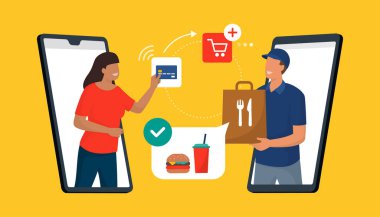 İnternetten yemek sipariş eden ve kredi kartıyla ödeyen kadın, teslimatçı çocuk ona fast food paketini veriyor.