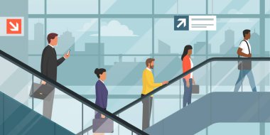 Ofis binasında yürüyen merdivendeki insanlar.