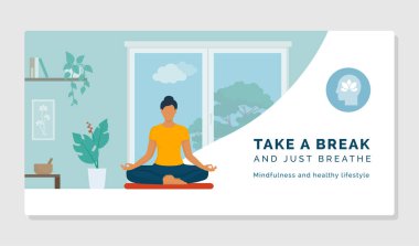 Kadın evde meditasyon yapıyor ve dinleniyor.